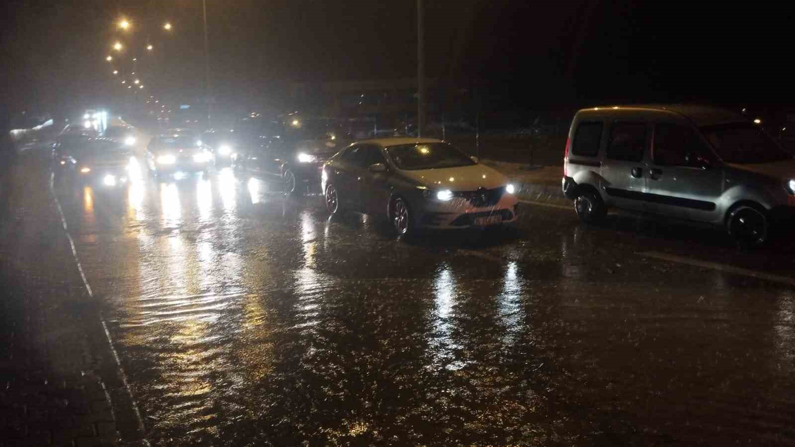 Yozgat’ta sağanak yağış sonucu yollarda su birikintileri oluştu
