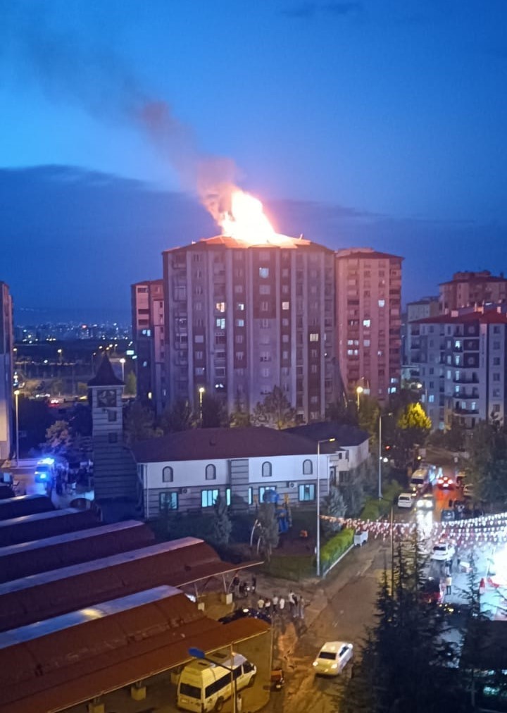 10 katlı binanın çatısında çıkan yangın korkuttu
