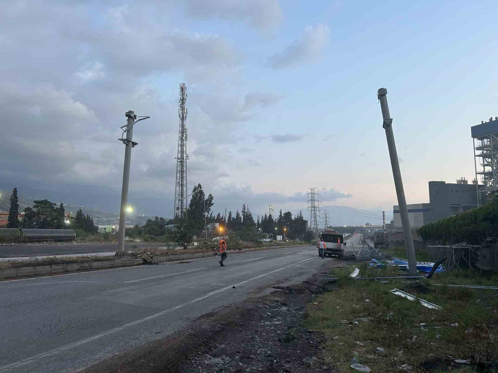 Hatay’da tırın açık unutulan dorsesi işaret levhasına çarptı
