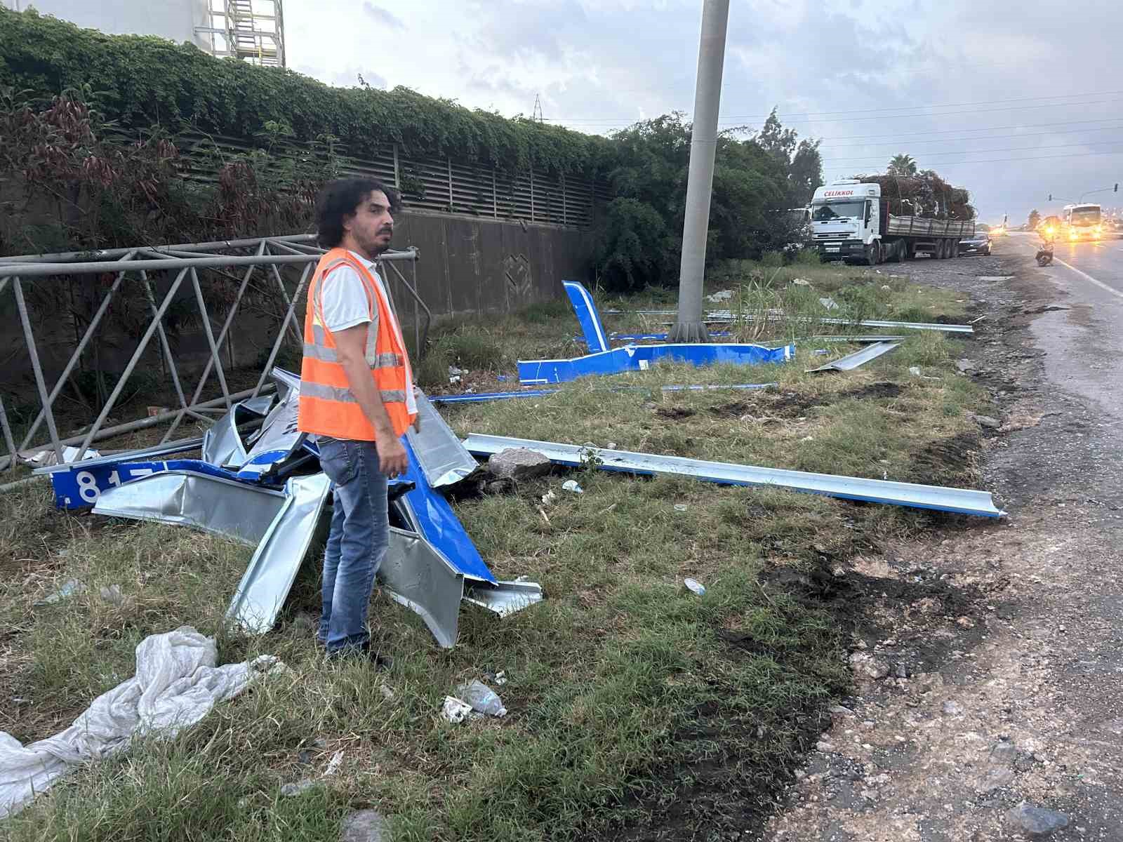 Hatay’da tırın açık unutulan dorsesi işaret levhasına çarptı
