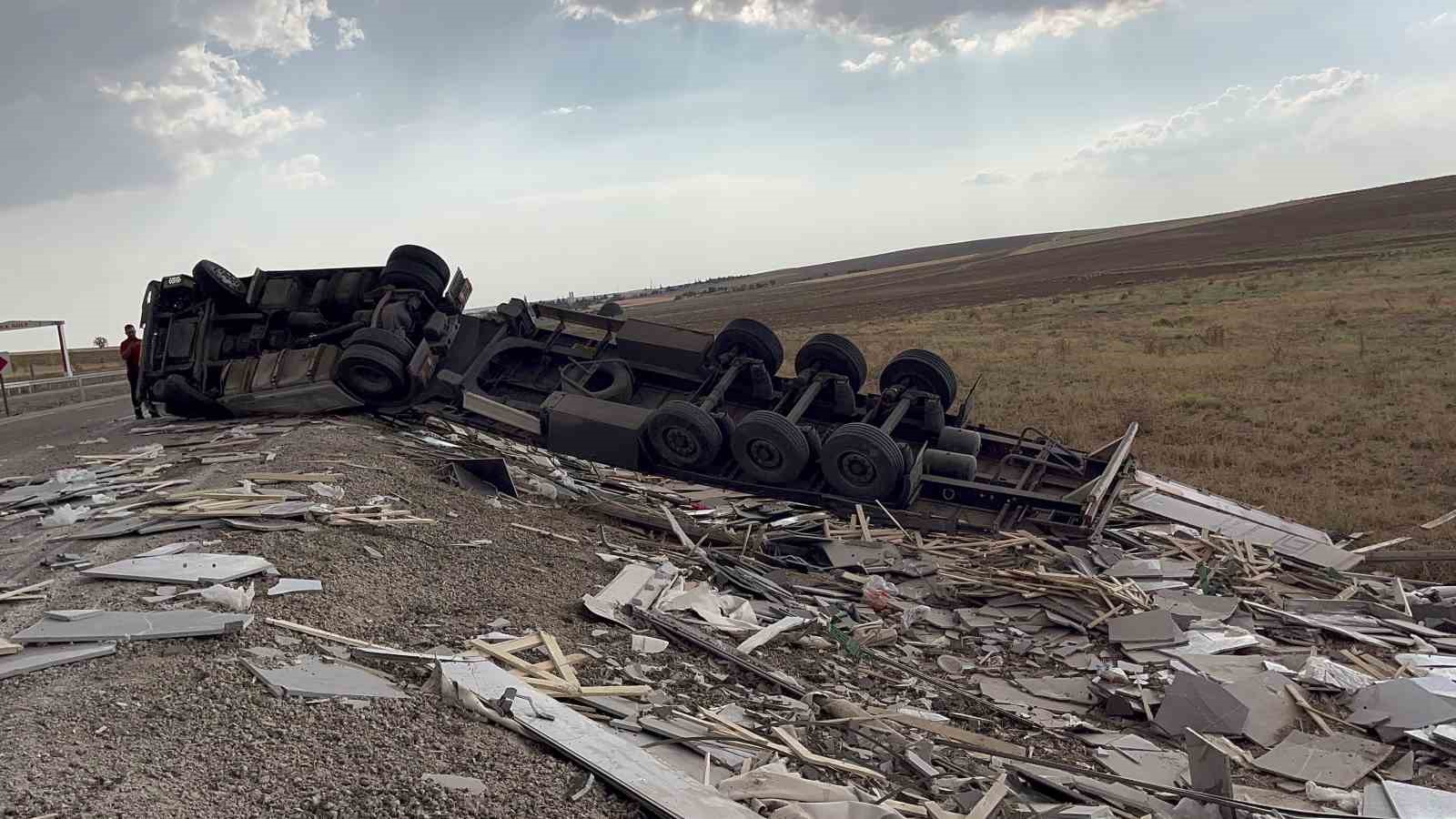 Aksaray’da şarampole devrilen tır hurdaya döndü: 1 yaralı
