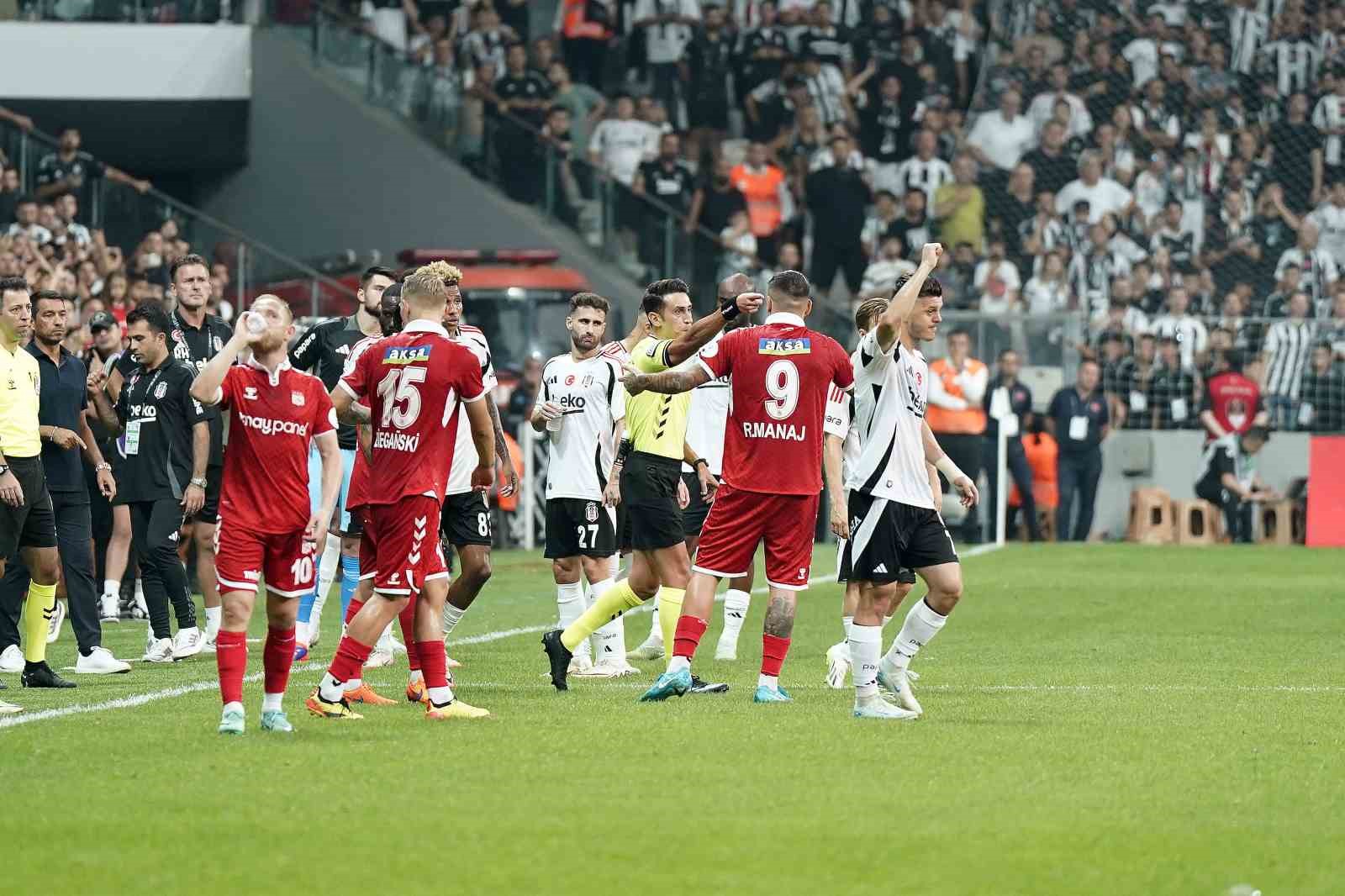 Trendyol Süper Lig: Beşiktaş: 1 - Sivasspor: 0 (İlk yarı)
