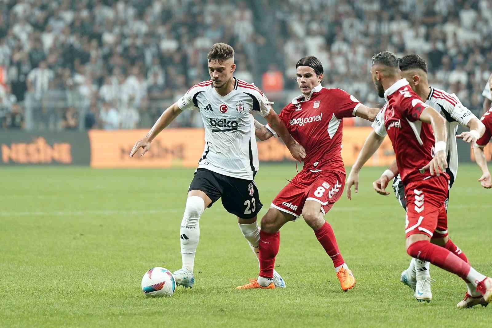 Trendyol Süper Lig: Beşiktaş: 1 - Sivasspor: 0 (İlk yarı)
