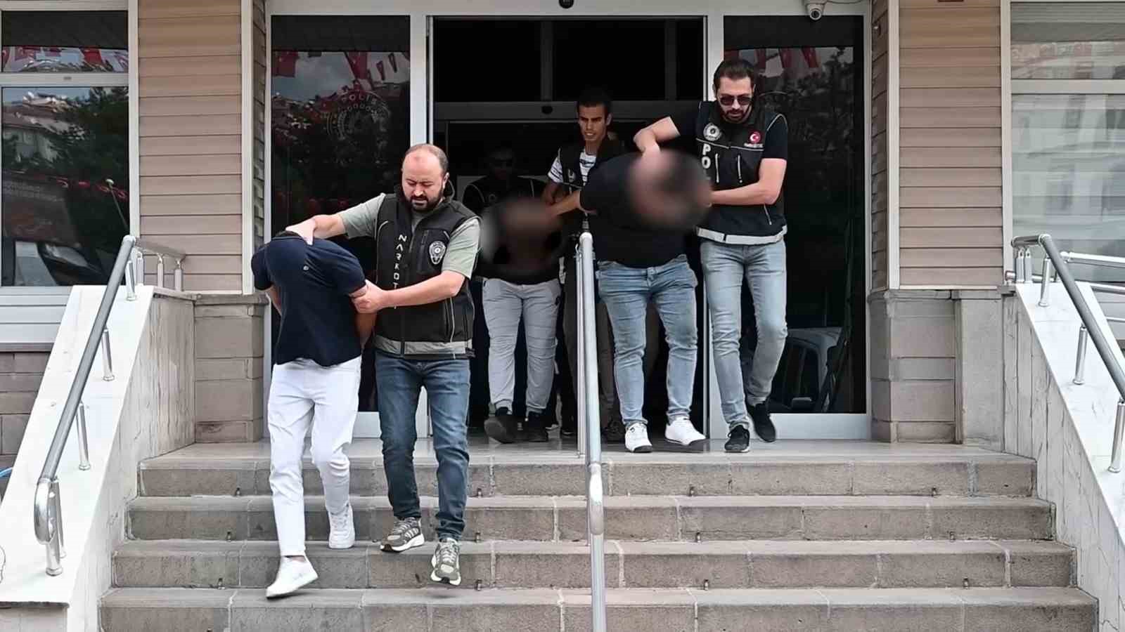 Kırıkkale’de uyuşturucu satıcılarına darbe: 3 şüpheli tutuklandı
