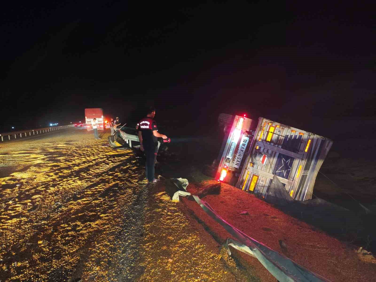 Kum yüklü tıra, mısır yüklü tır çarptı: 2 yaralı
