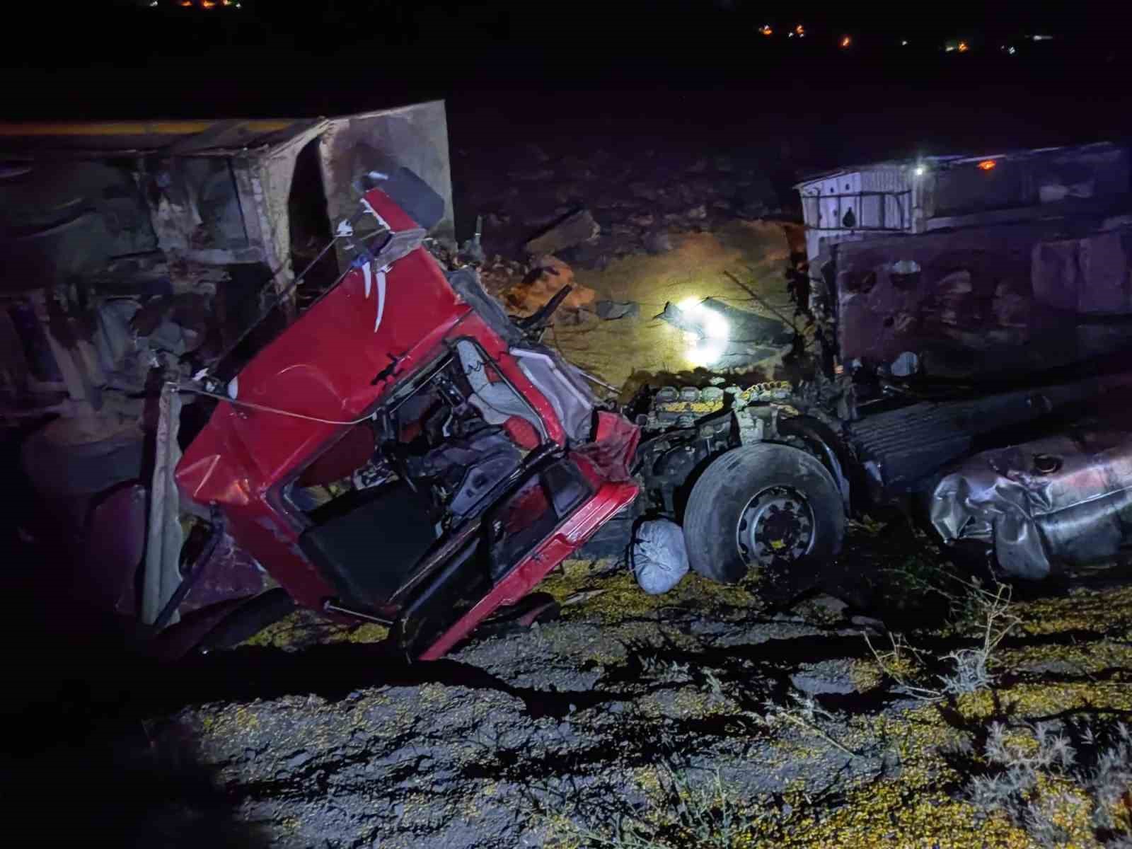 Kum yüklü tıra, mısır yüklü tır çarptı: 2 yaralı
