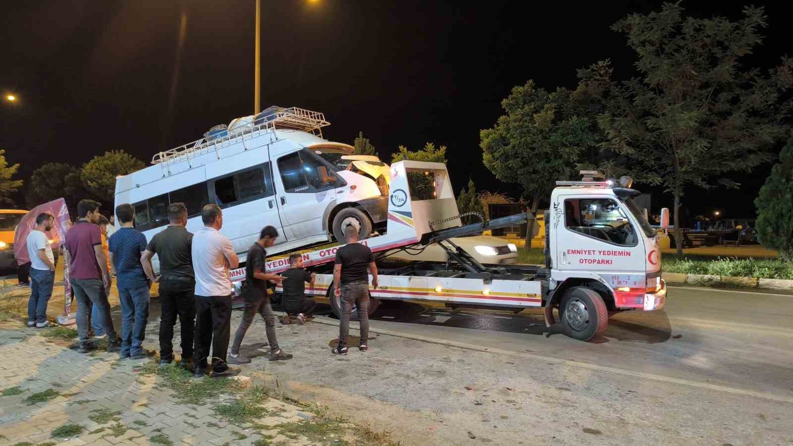 Fındık işçilerini taşıyan minibüs kaza yaptı: 4 yaralı
