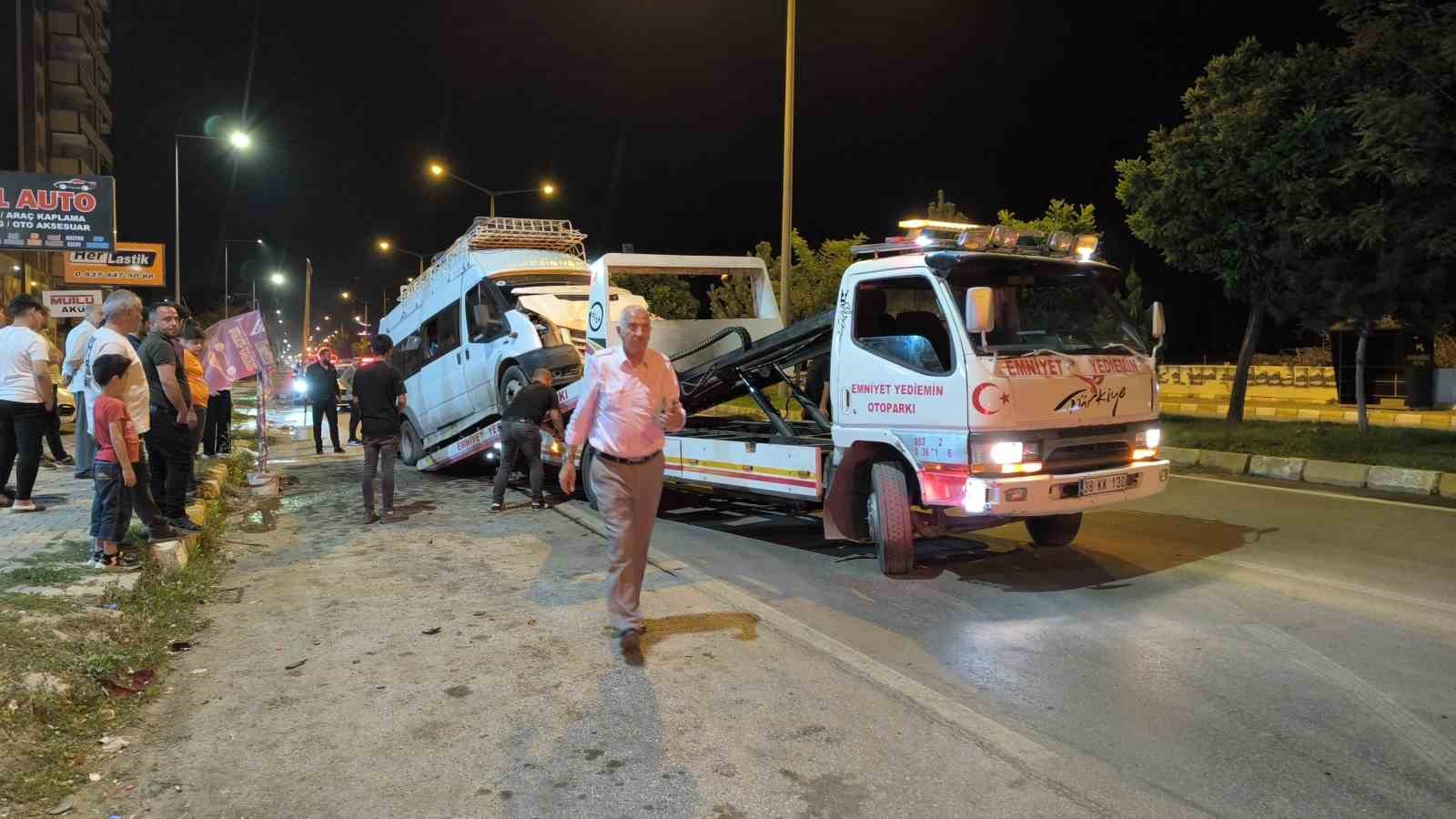 Fındık işçilerini taşıyan minibüs kaza yaptı: 4 yaralı
