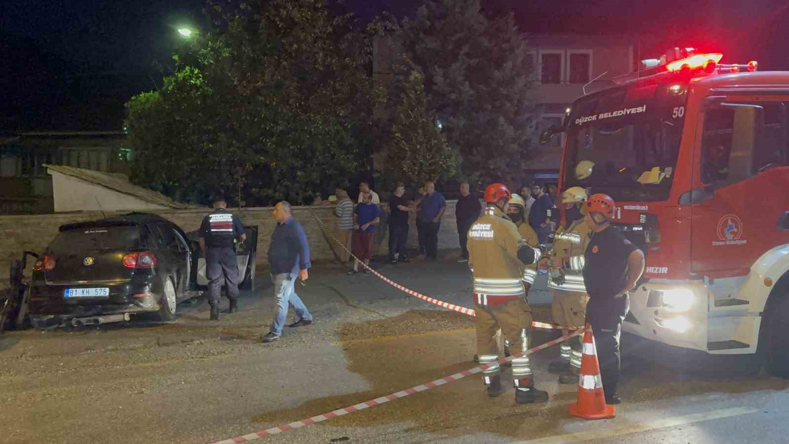 Kayganlaşan yolda otomobil tıra çarptı: 1 ölü
