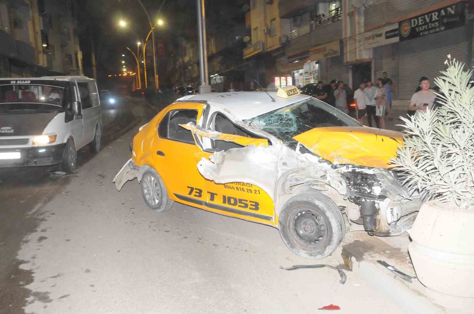 Freni boşalan tır taksiyi biçti... Feci kaza kamerada
