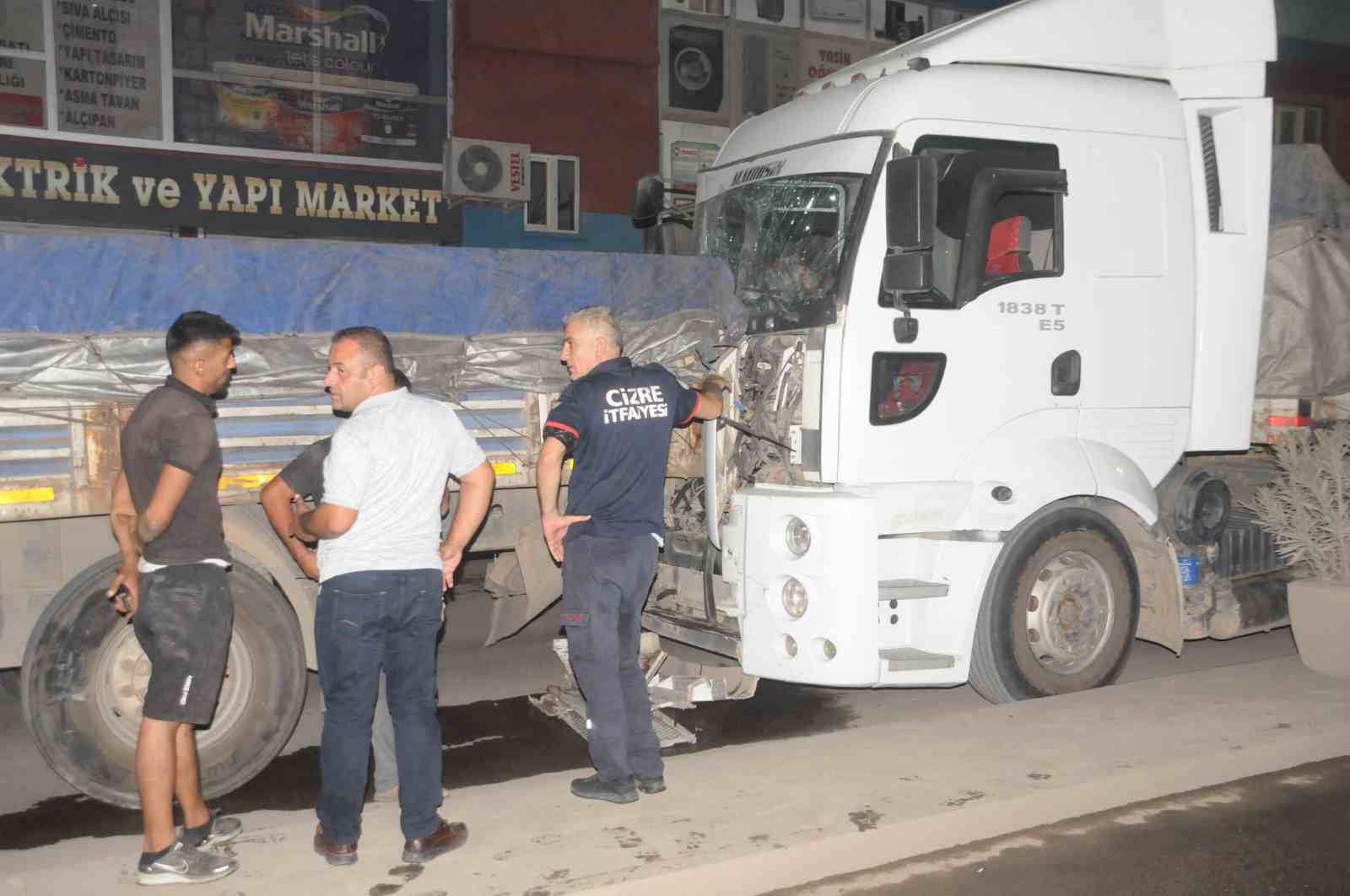 Freni boşalan tır taksiyi biçti... Feci kaza kamerada
