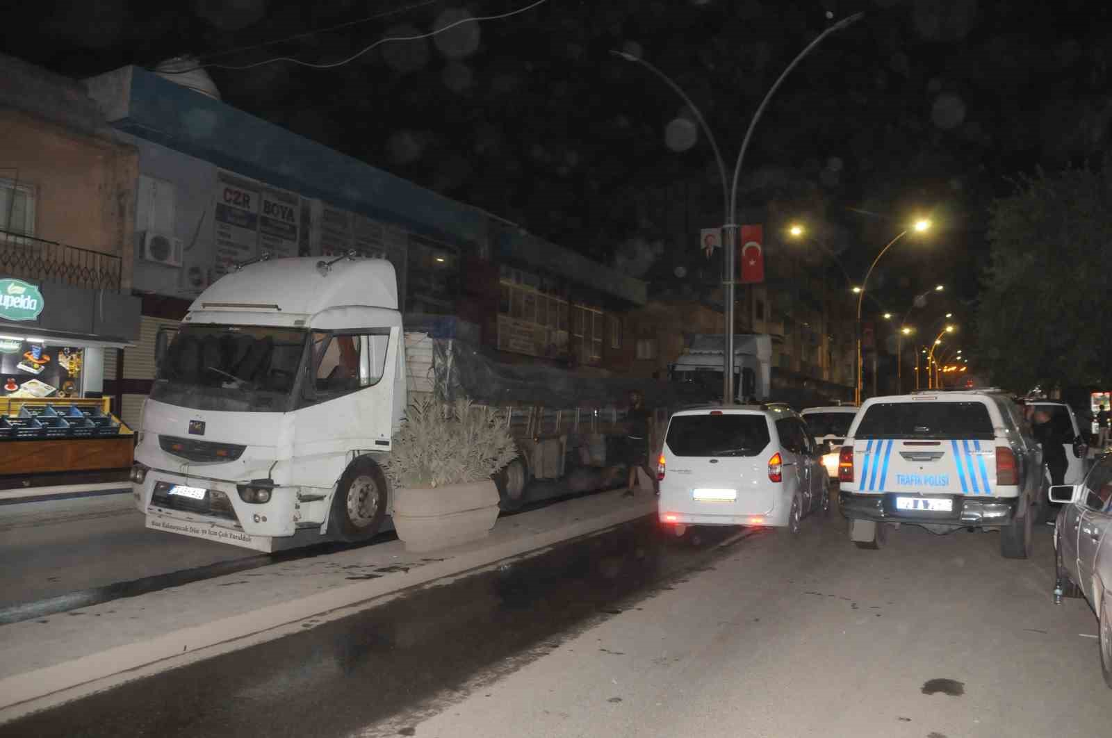 Freni boşalan tır taksiyi biçti... Feci kaza kamerada
