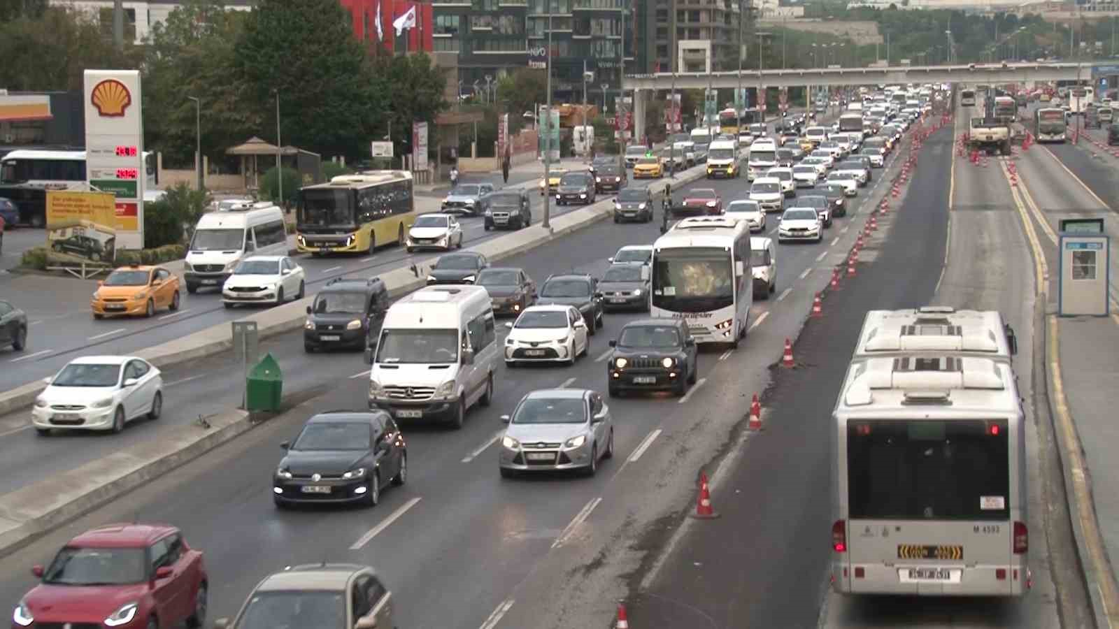 İstanbul’da eğitim-öğretim döneminin başlamasıyla birlikte trafikte yoğunluk oluştu
