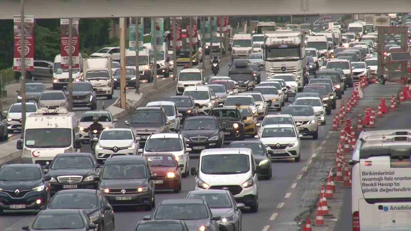 İstanbul’da eğitim-öğretim döneminin başlamasıyla birlikte trafikte yoğunluk oluştu
