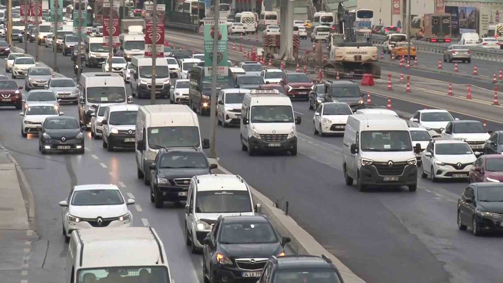 İstanbul’da eğitim-öğretim döneminin başlamasıyla birlikte trafikte yoğunluk oluştu
