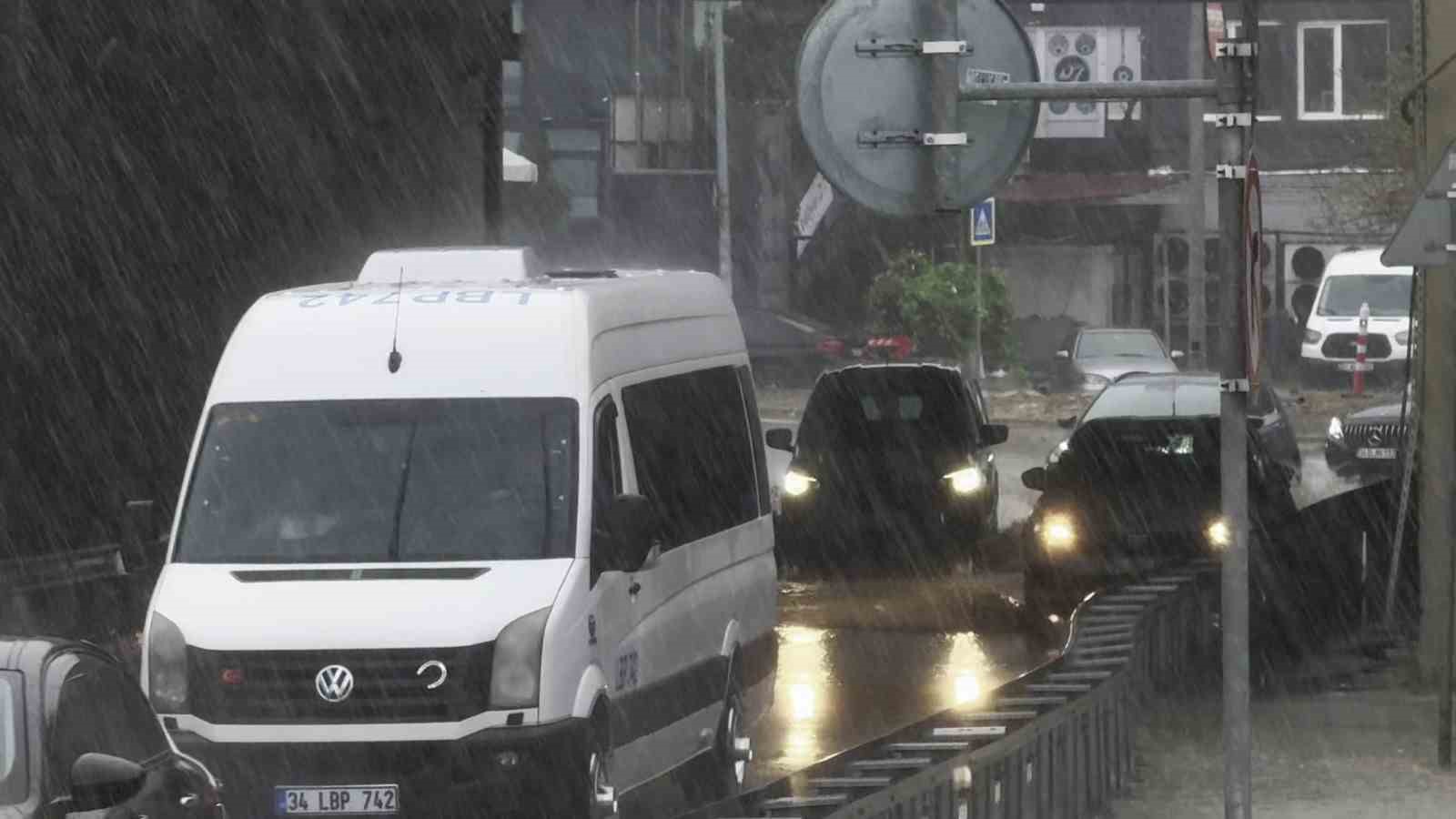 Sağanak yağış İstanbul Anadolu Yakası’nda etkisini gösterdi
