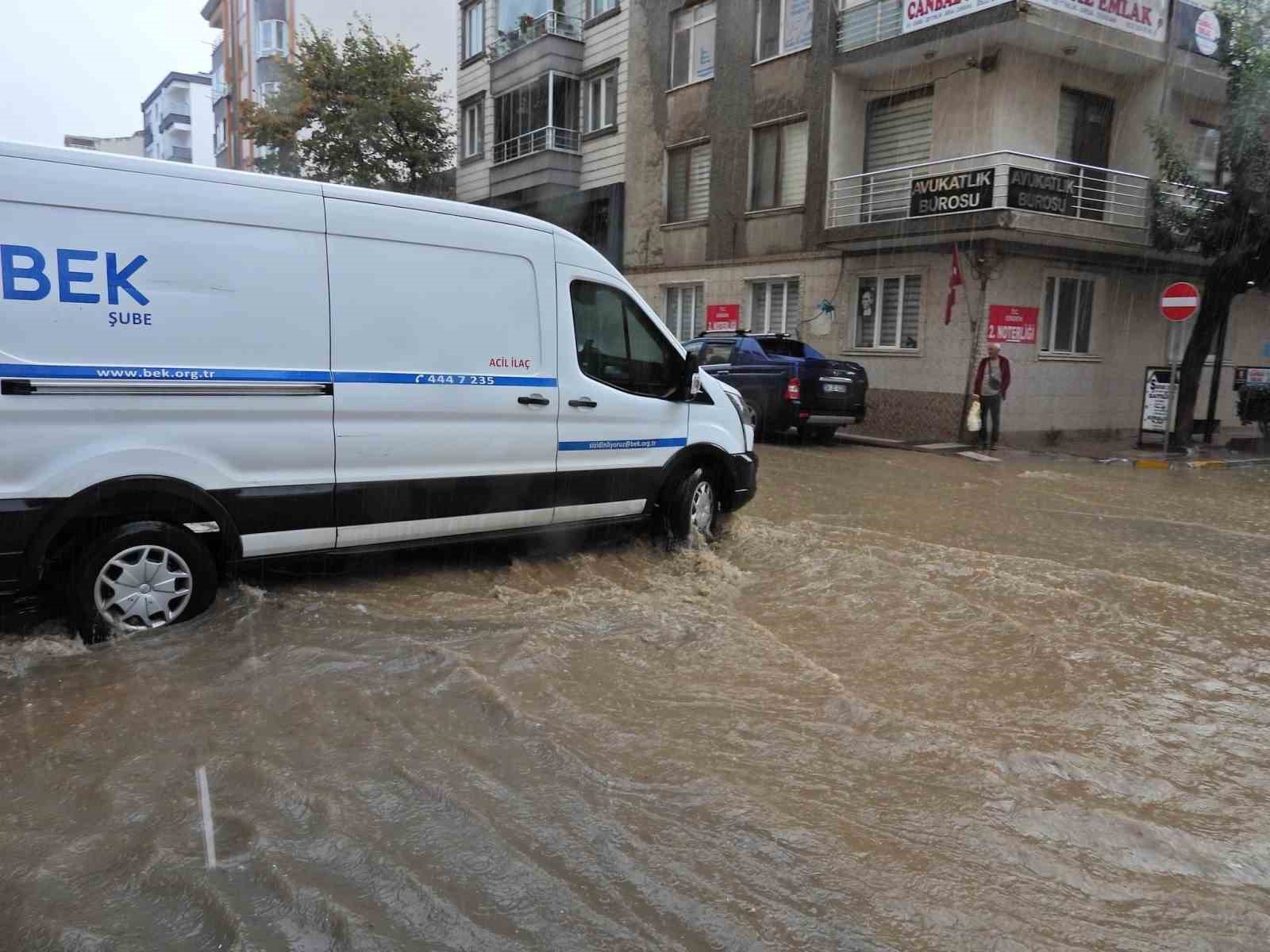 Erdek’te şiddetli yağış hayatı felç etti
