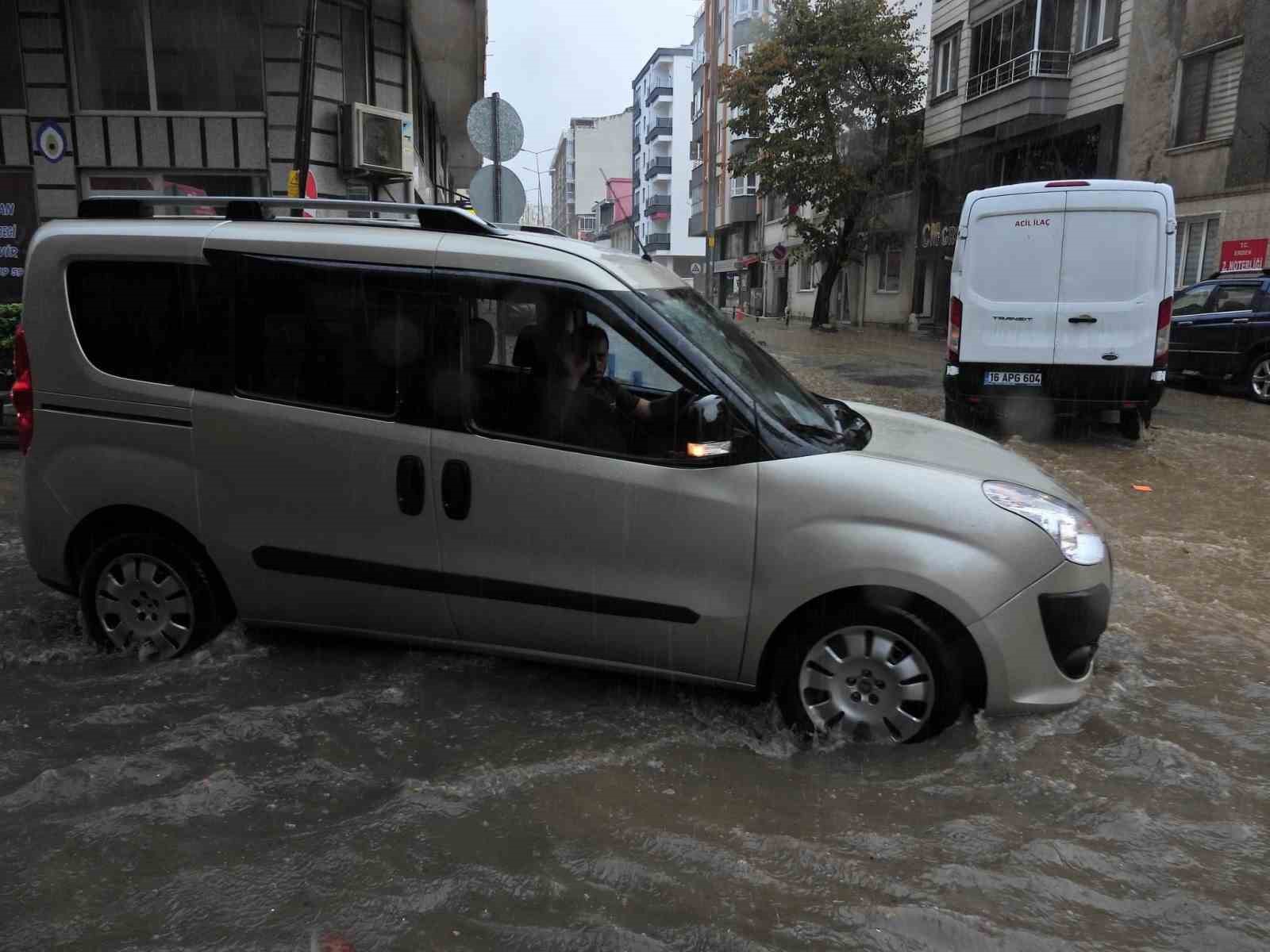 Erdek’te şiddetli yağış hayatı felç etti
