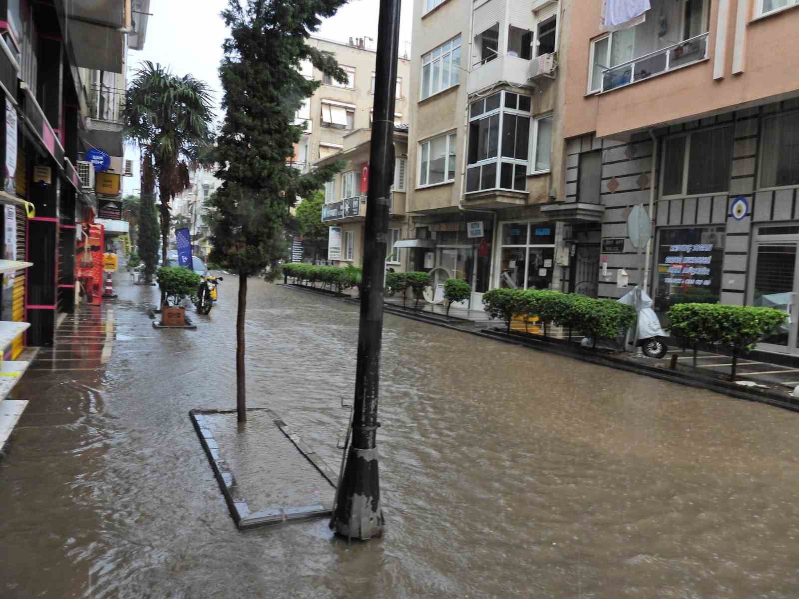 Erdek’te şiddetli yağış hayatı felç etti
