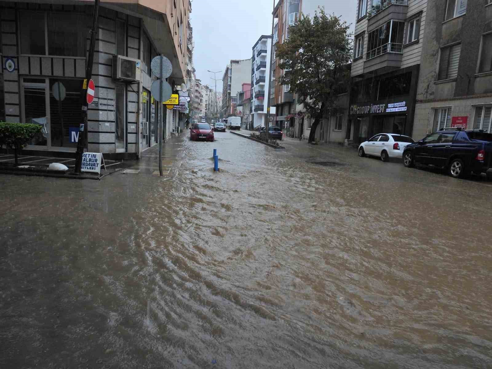 Erdek’te şiddetli yağış hayatı felç etti
