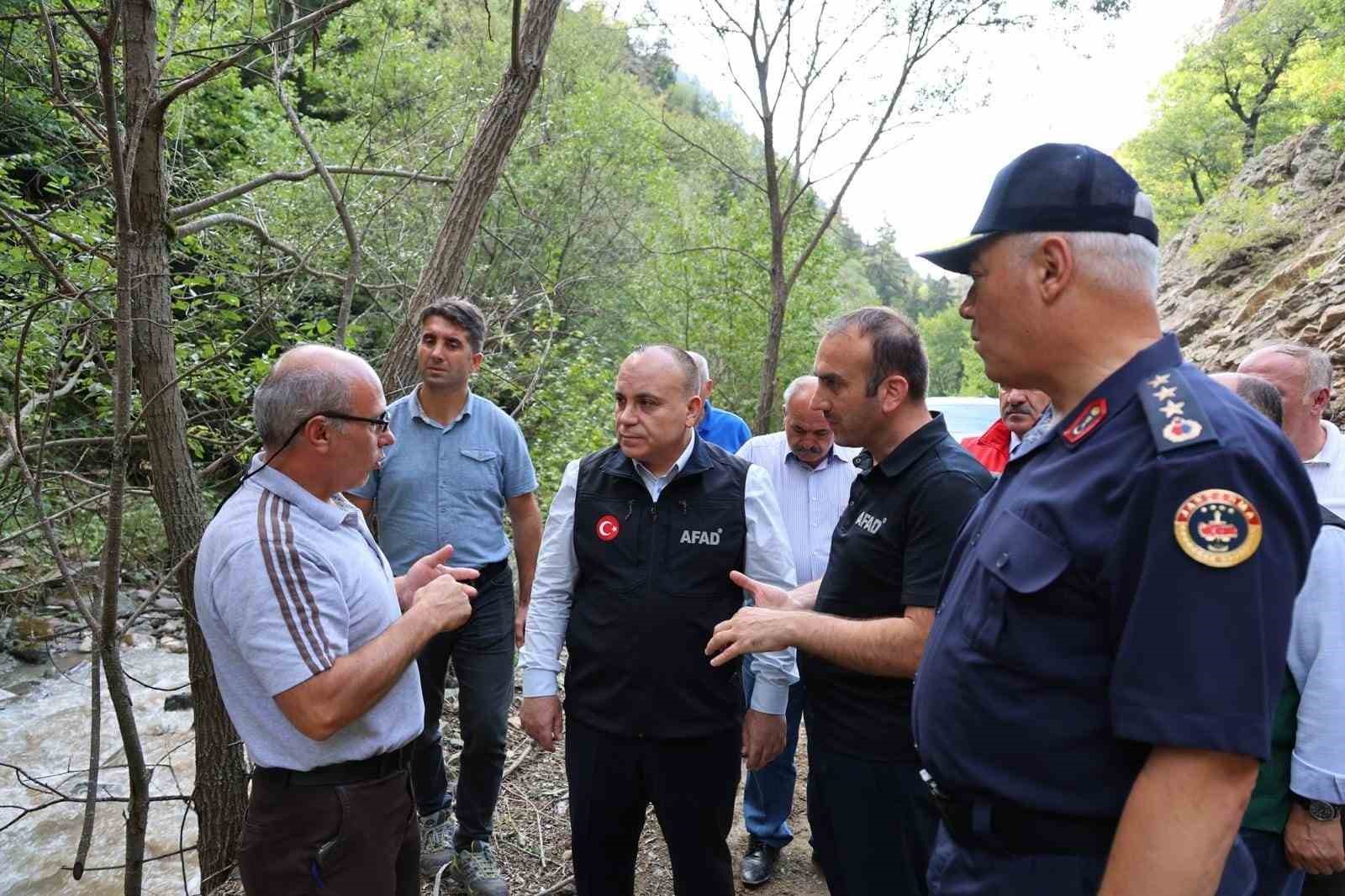 Artvin Valisi Ünsal, sel bölgesinde incelemelerde bulundu
