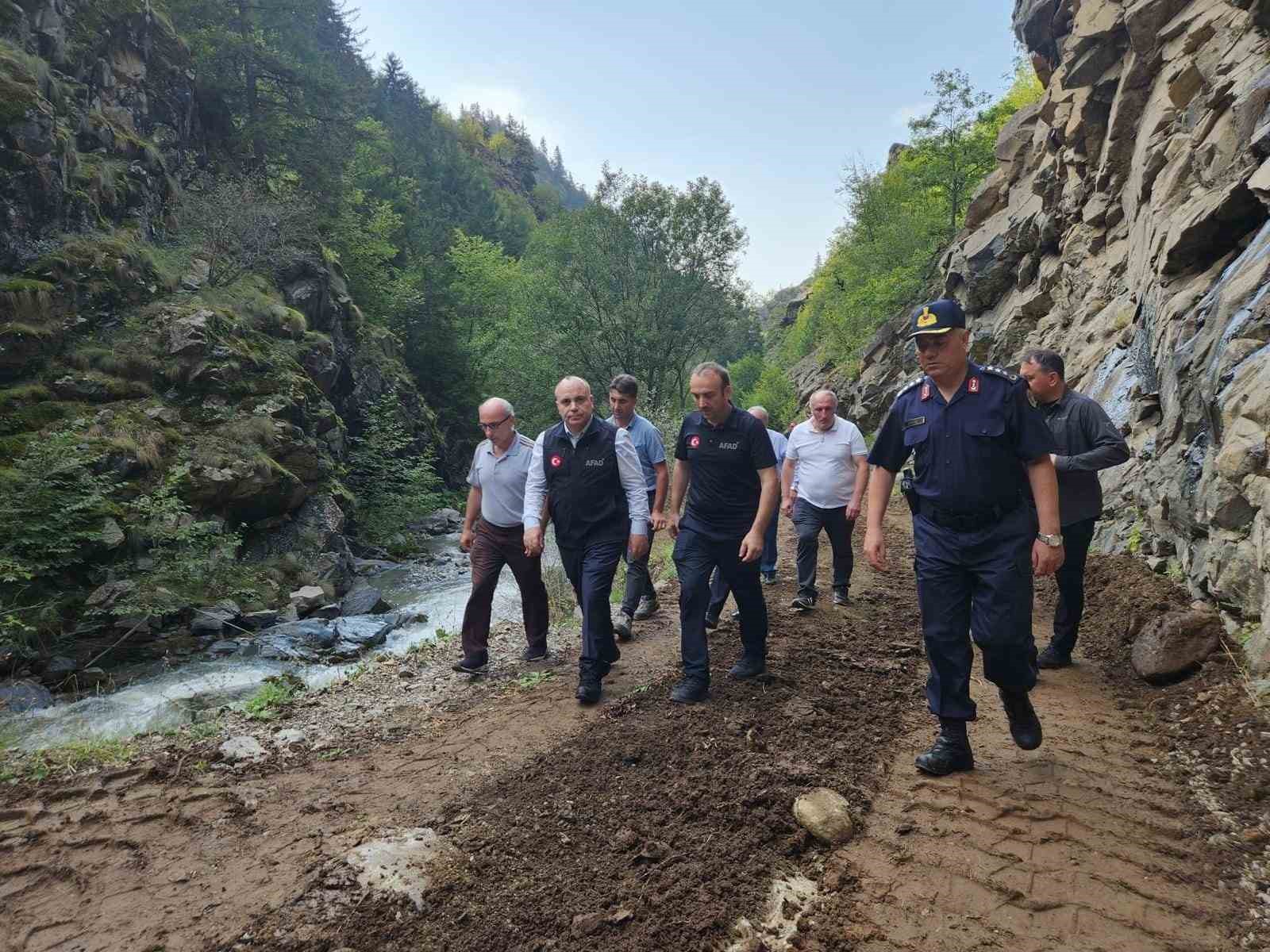 Artvin Valisi Ünsal, sel bölgesinde incelemelerde bulundu
