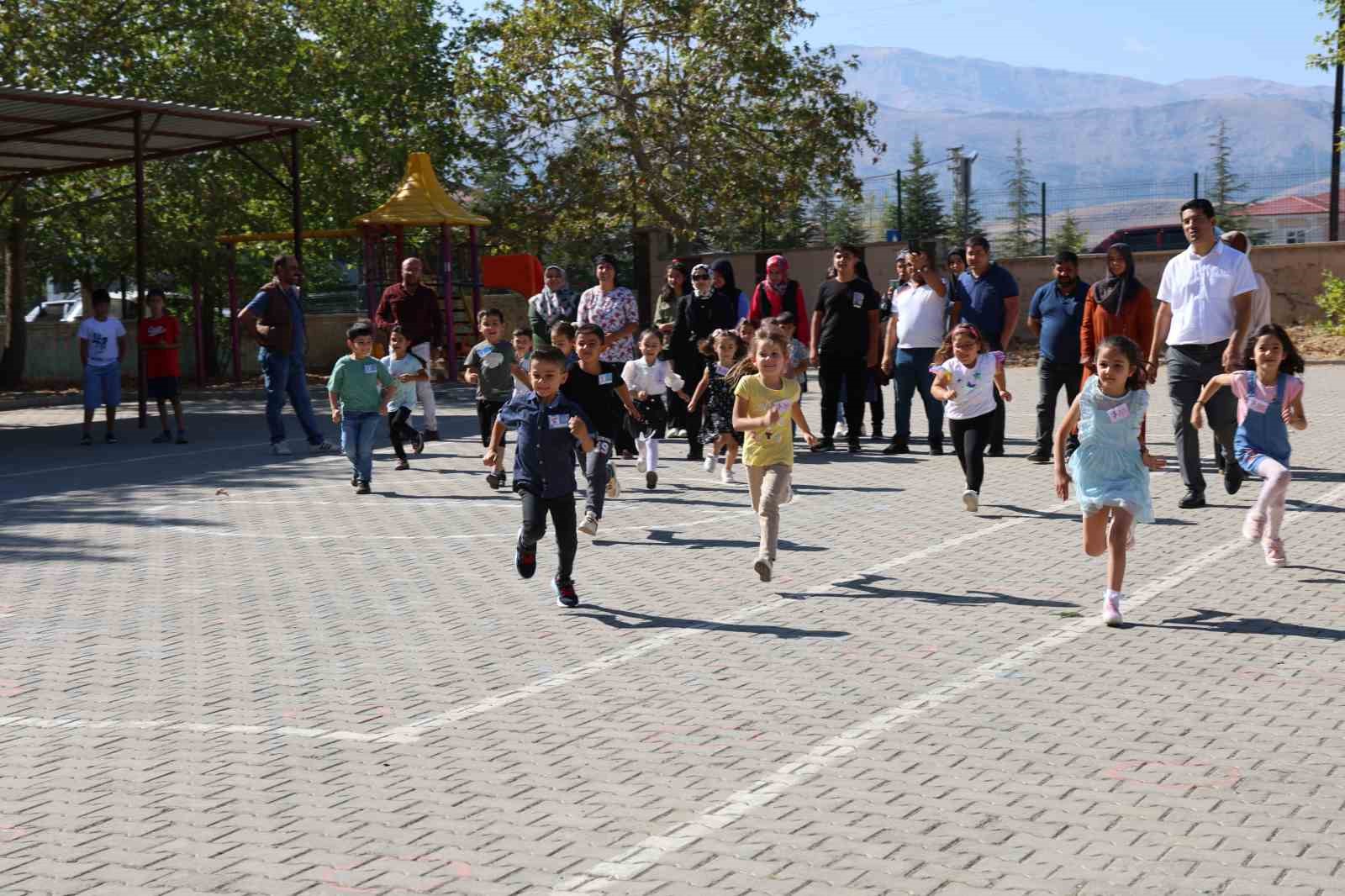 Depremin merkez üssü Kahramanmaraş’ta minikler okulla tanıştı
