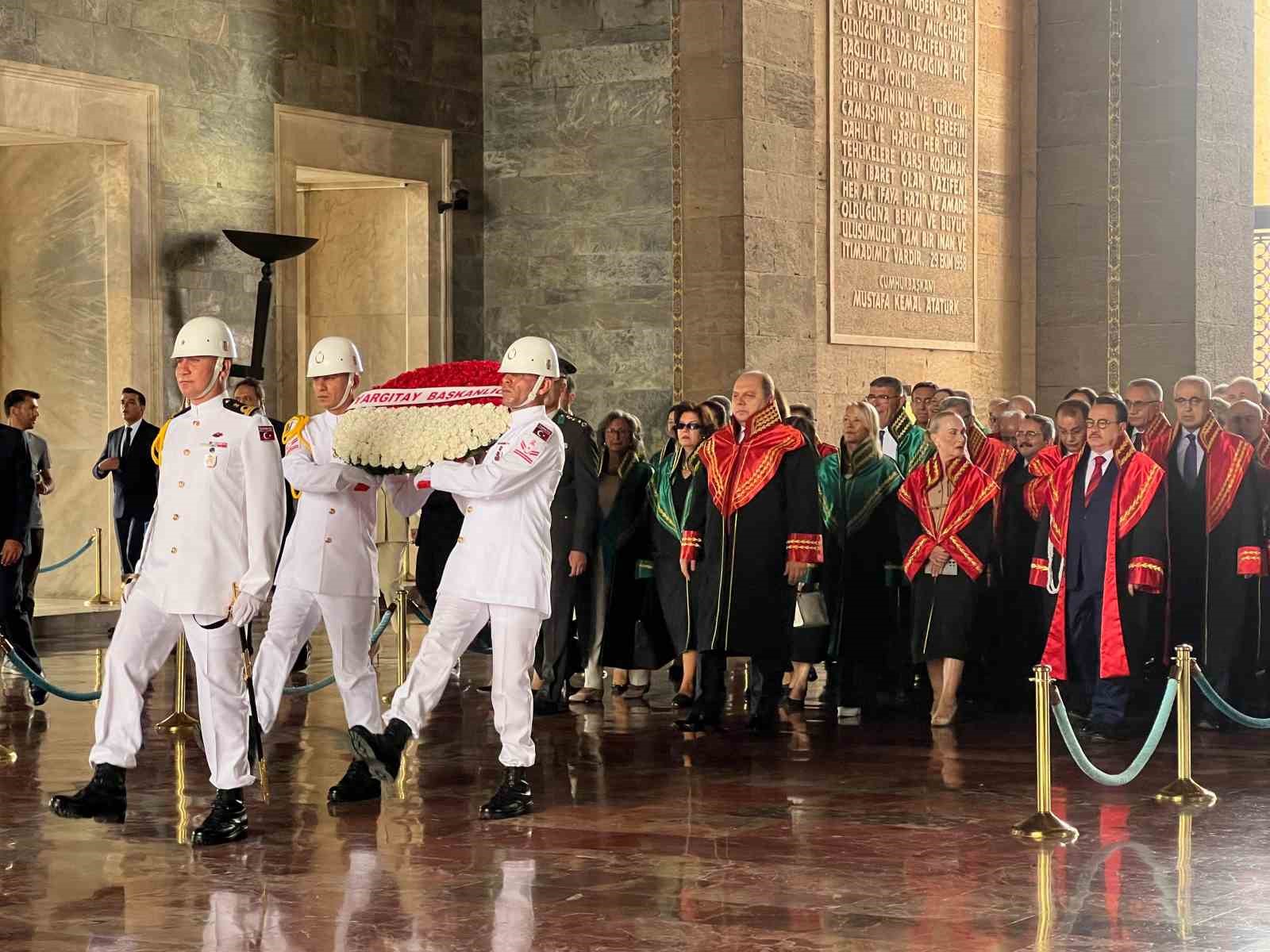 Yargıtay üyeleri adli yıl açılışı dolayısıyla Anıtkabir’i ziyaret etti
