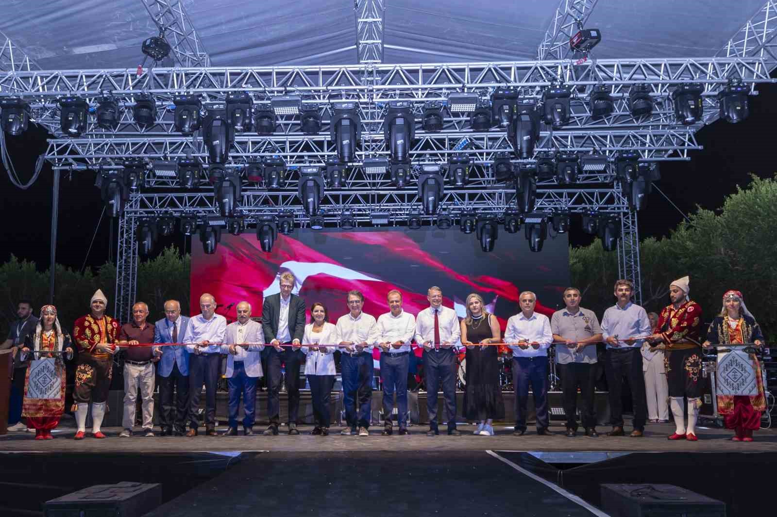 Seçer, ’51. Uluslararası Silifke Müzik ve Folklor Festivali’ne katıldı
