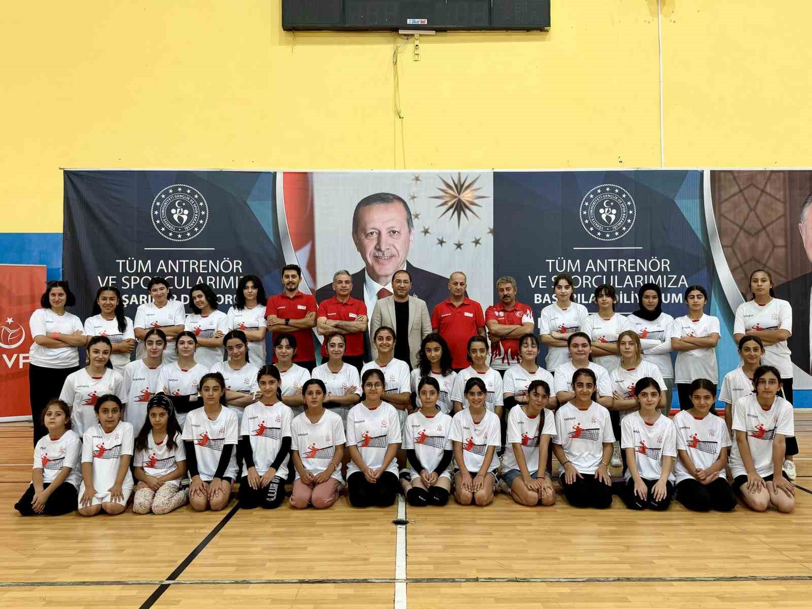 Ağrı’da hayata geçirilen ’Fabrika Voleybol’ ile genç yıldızlar yeteneklerini sergileyecek
