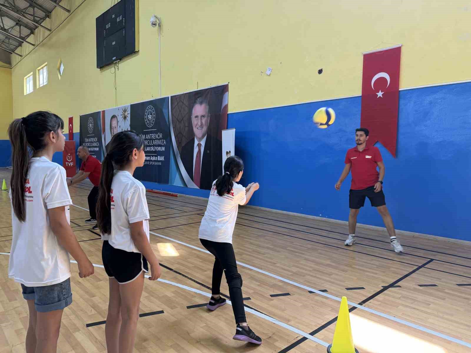 Ağrı’da hayata geçirilen ’Fabrika Voleybol’ ile genç yıldızlar yeteneklerini sergileyecek
