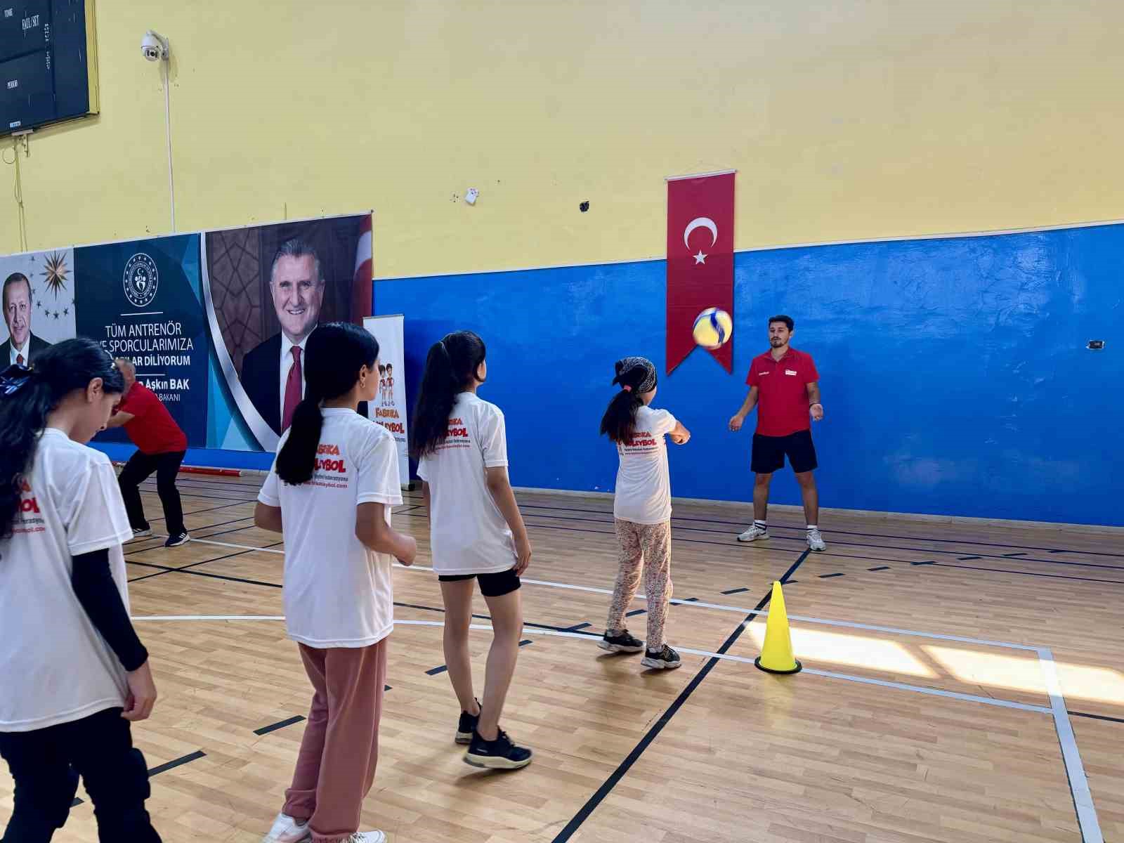 Ağrı’da hayata geçirilen ’Fabrika Voleybol’ ile genç yıldızlar yeteneklerini sergileyecek
