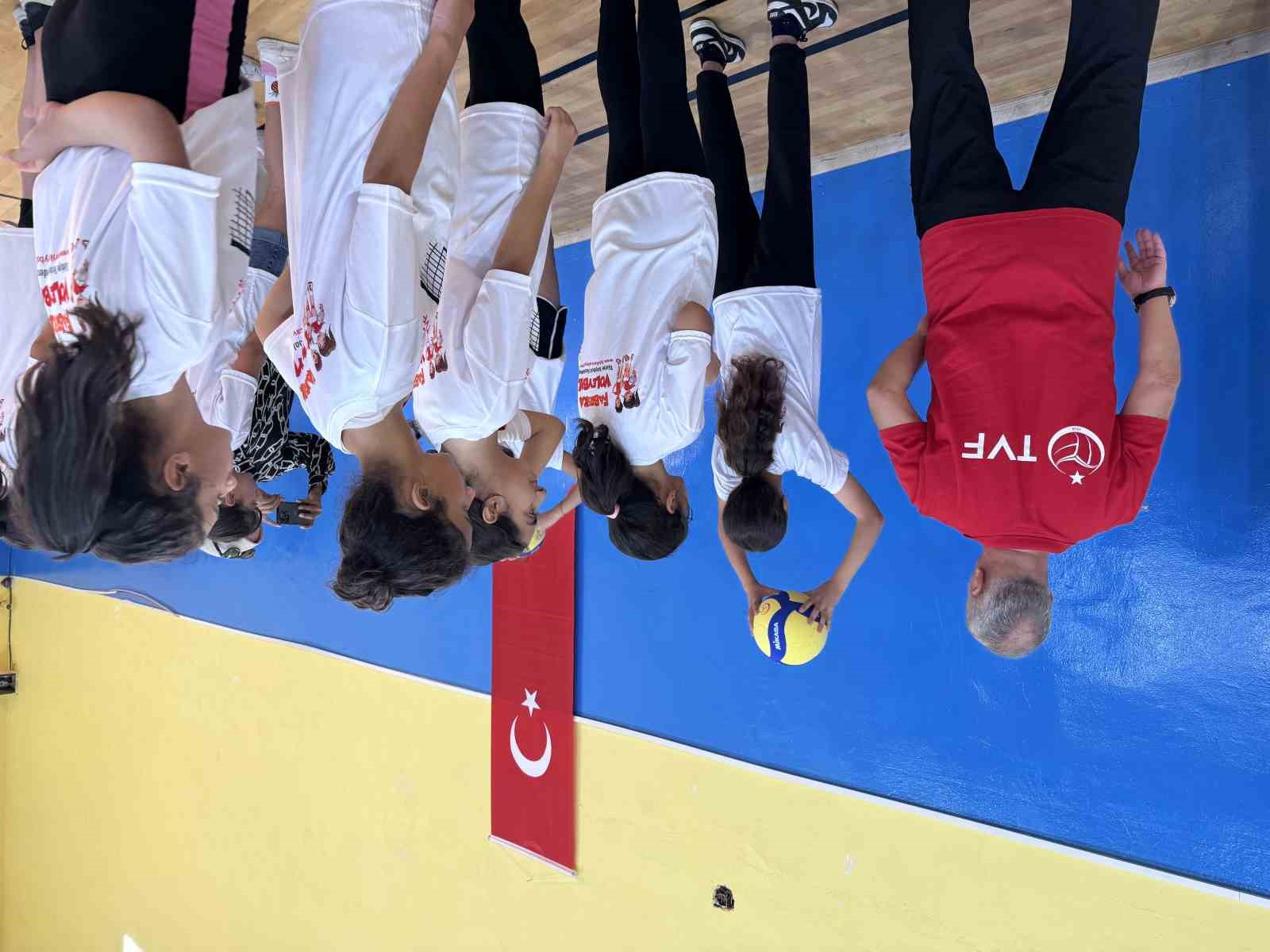 Ağrı’da hayata geçirilen ’Fabrika Voleybol’ ile genç yıldızlar yeteneklerini sergileyecek
