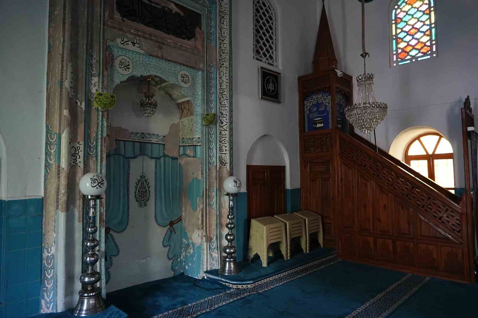 Yeni Bezzaz Camii’nin mihrabı dökülüyor
