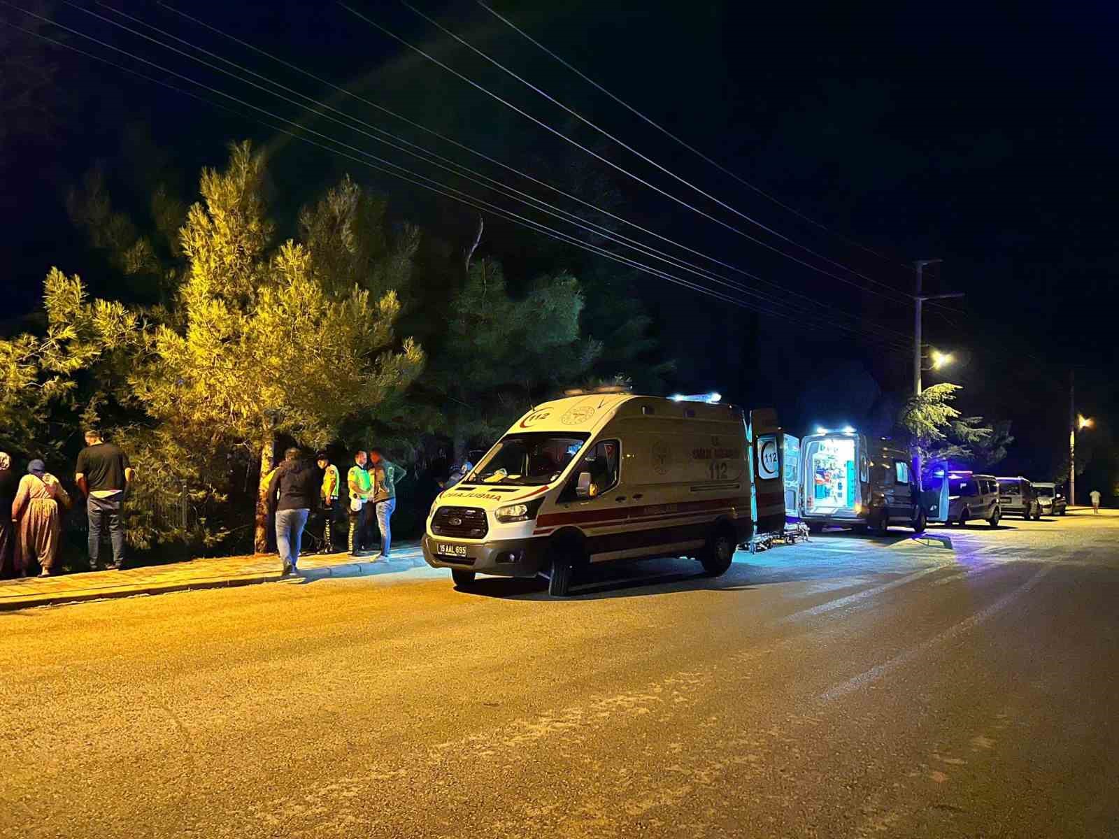 Burdur’da kontrolden çıkan motosiklet mezarlığa düştü: 2 yaralı
