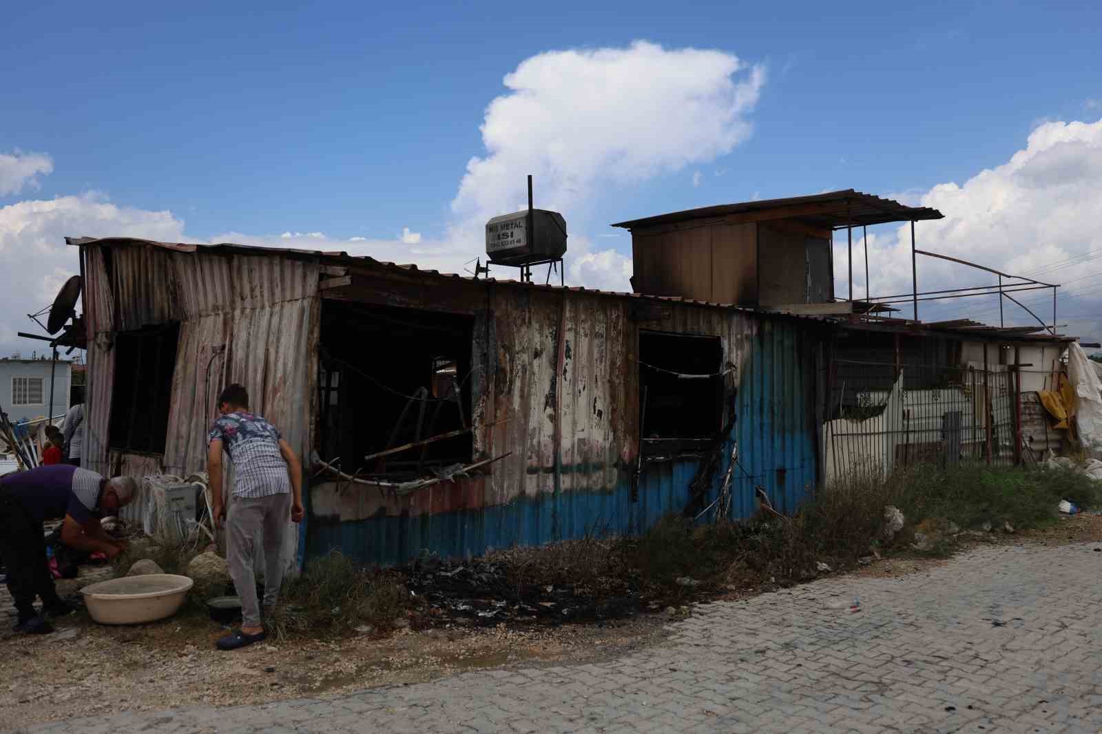 Depremzede vatandaşların yaşadığı prefabrik ev alevlere teslim oldu
