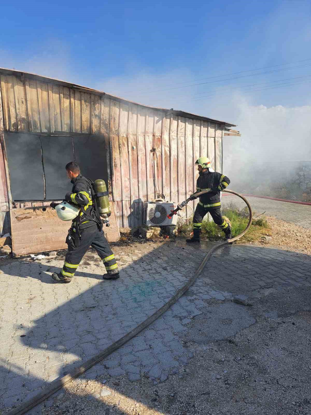 Depremzede vatandaşların yaşadığı prefabrik ev alevlere teslim oldu
