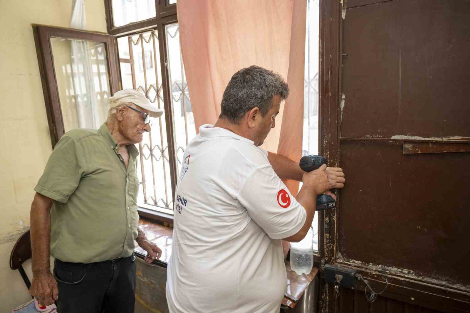 Mersin Büyükşehir Belediyesinin yaşlılara desteği sürüyor
