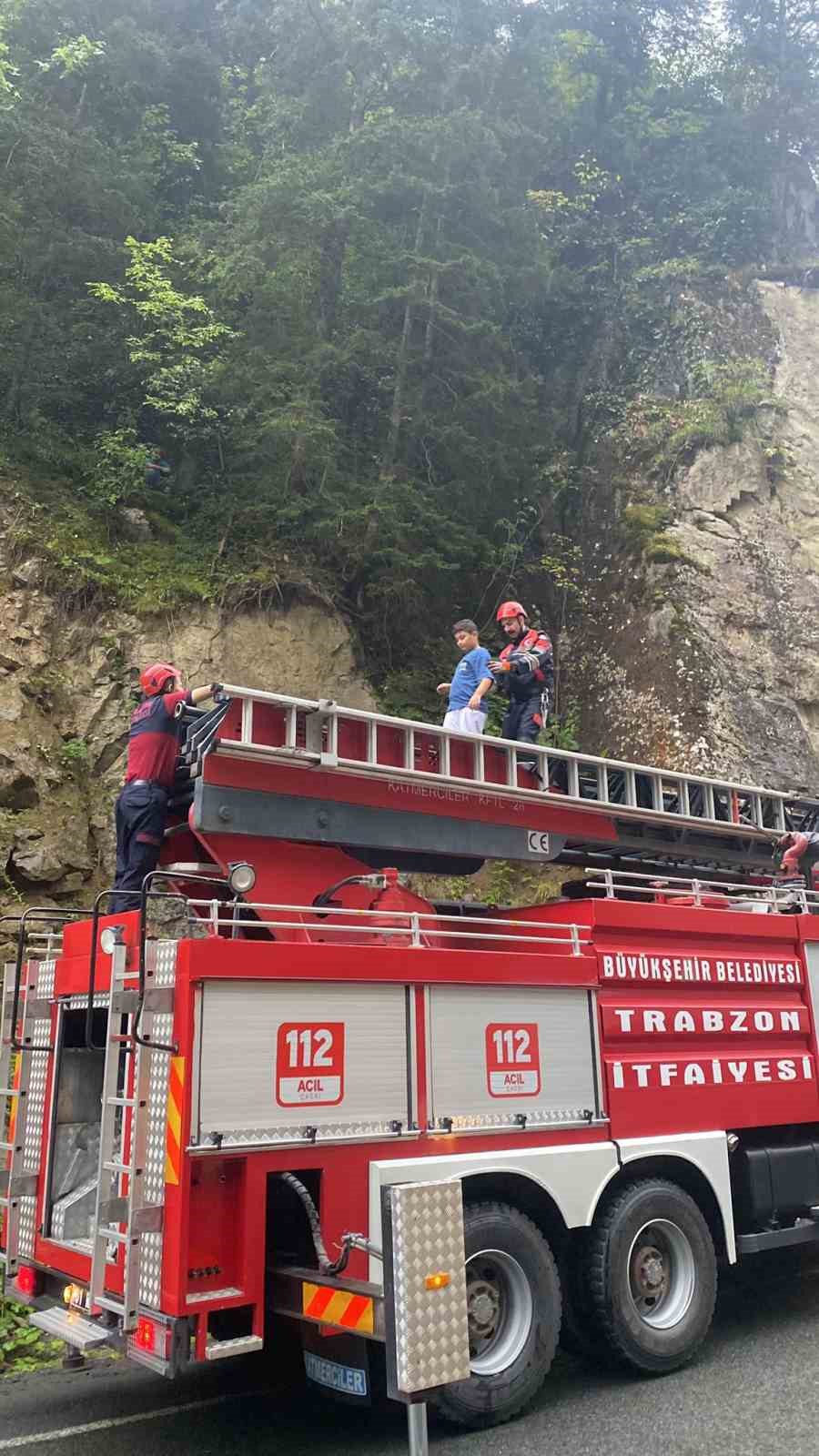 Düşürdükleri dronu bulmaya çalışırken yamaçta mahsur kaldılar
