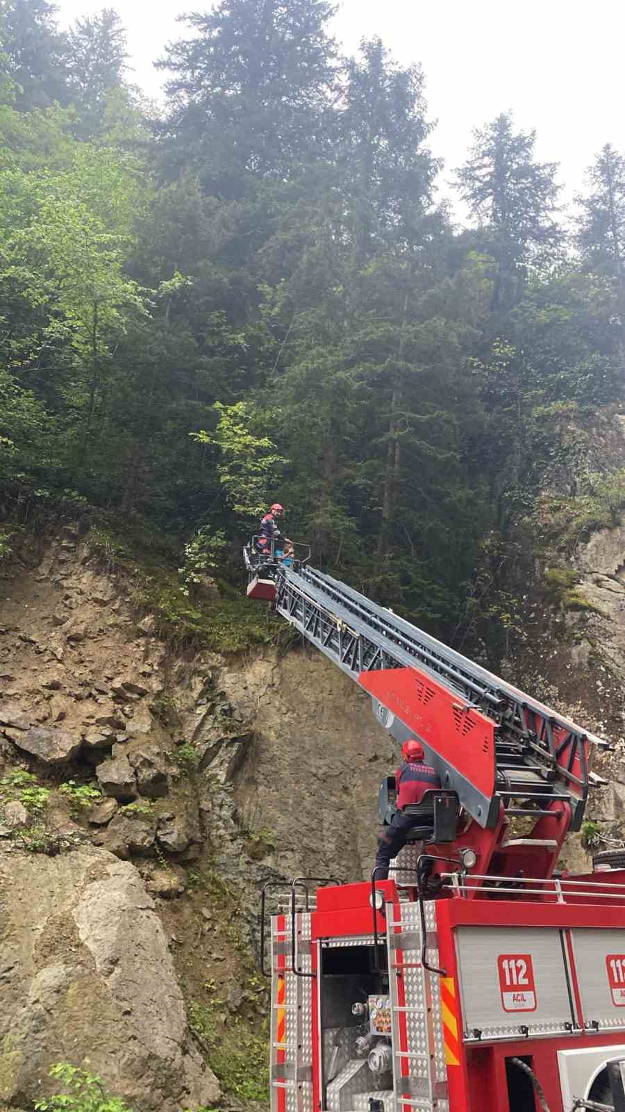 Düşürdükleri dronu bulmaya çalışırken yamaçta mahsur kaldılar
