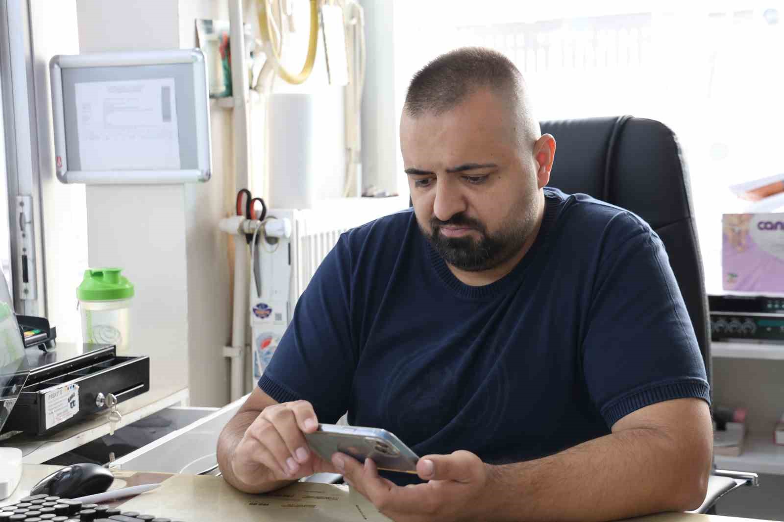 Kaldırıma vidalanmış tabelayı söken kadın görenleri hayrete düşürdü
