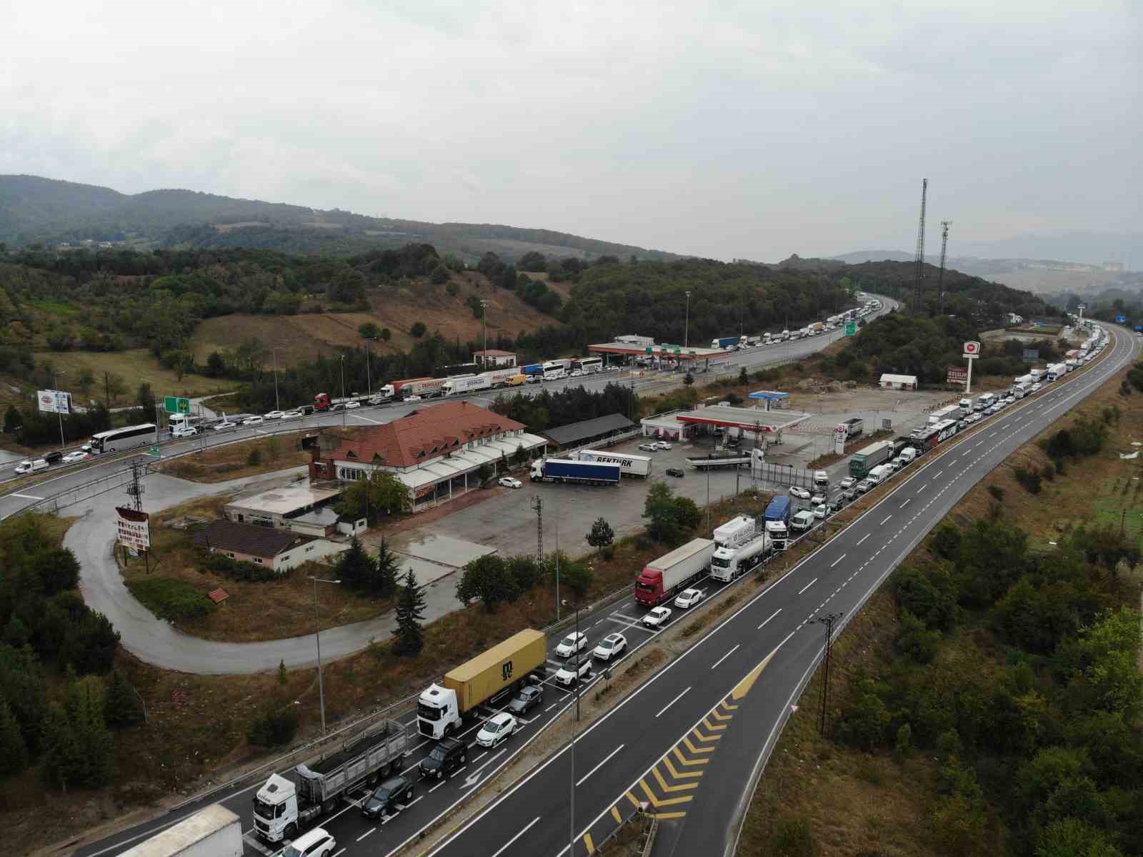 Bolu Dağı’nda kilometrelerce araç kuyruğu oluştu
