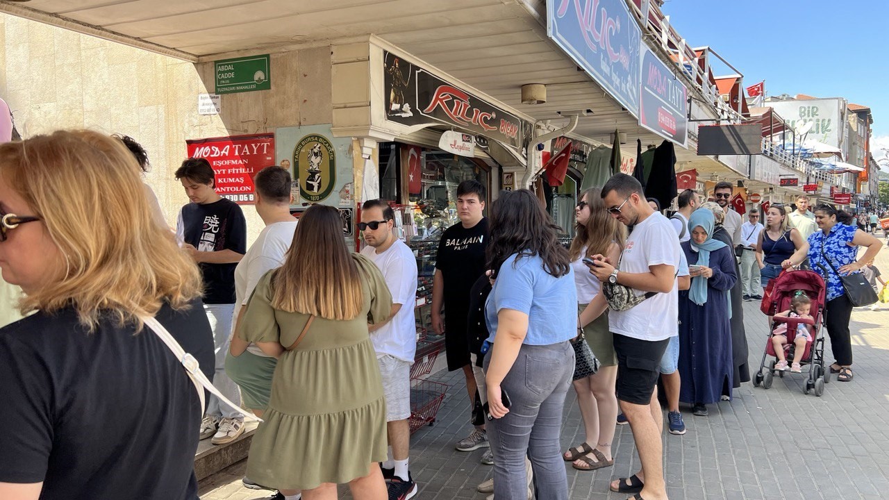 Bursa’nın meşhur lezzeti tahinli pide için uzun kuyruklar oluştu
