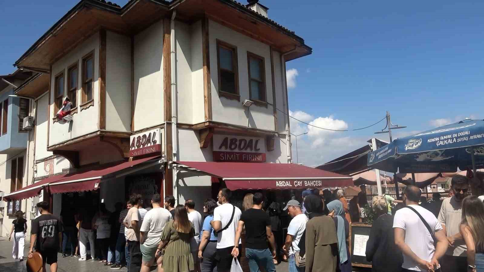 Bursa’nın meşhur lezzeti tahinli pide için uzun kuyruklar oluştu
