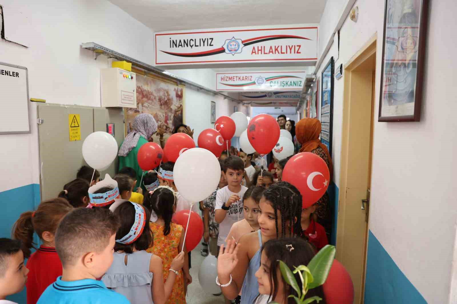 Okulla tanışan miniklere balonlu karşılama
