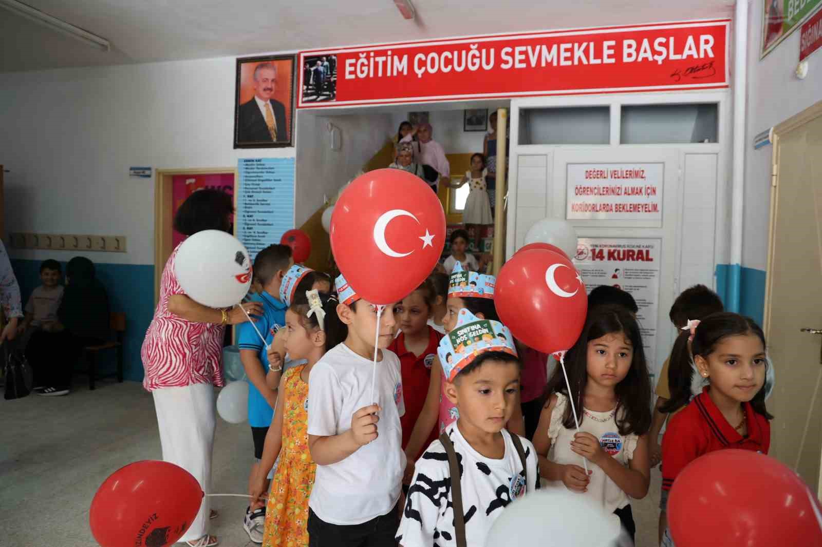 Okulla tanışan miniklere balonlu karşılama
