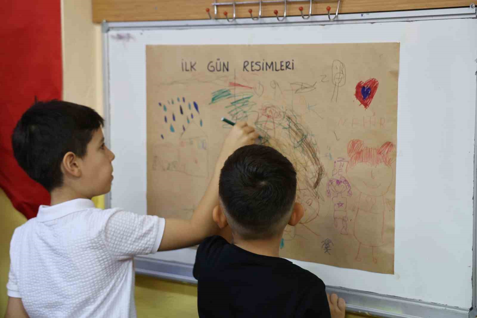 Okulla tanışan miniklere balonlu karşılama
