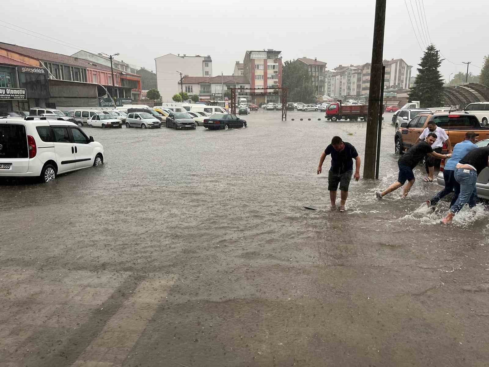 Çaycuma’da şiddetli sağanak yağış, terminal bölgesini su bastı
