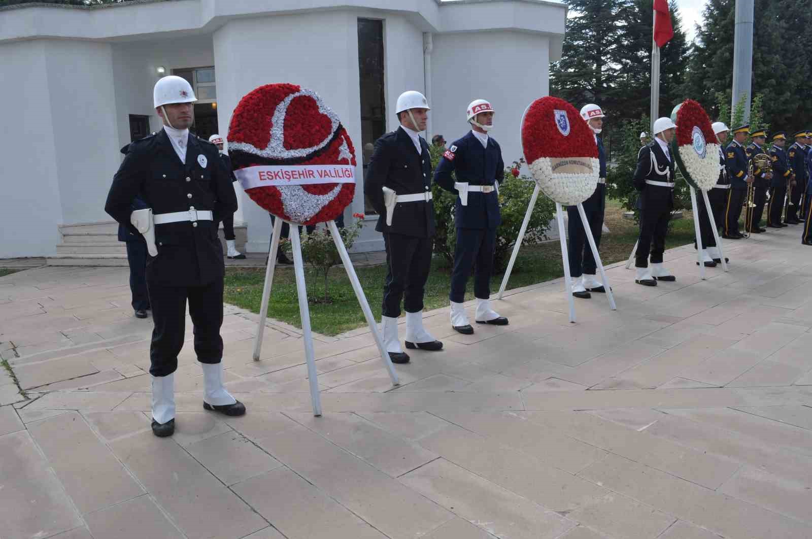 Eskişehir’in işgalden kurtuluşunun 102’nci yılında şehit kabirleri ziyaret edildi
