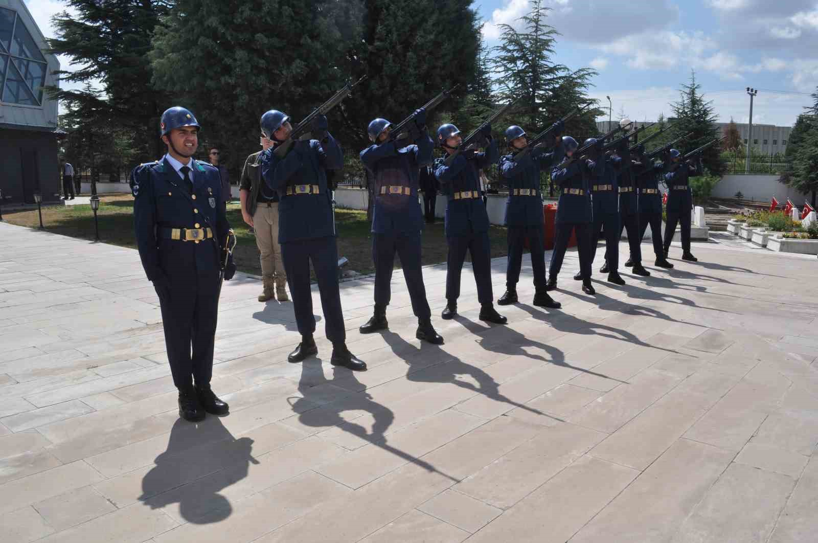 Eskişehir’in işgalden kurtuluşunun 102’nci yılında şehit kabirleri ziyaret edildi
